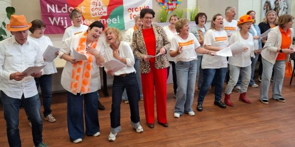 Foto: Burgemeester Van Overdijk ruilt gemeentehuis voor alpaca's en High Tea