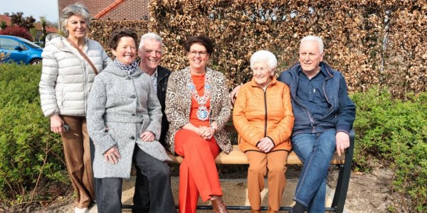 Foto: Bankje voor 100-jarige mevrouw Van Hout-Cox in Valkenswaard