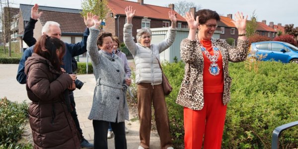 Foto: Bankje voor 100-jarige mevrouw Van Hout-Cox in Valkenswaard