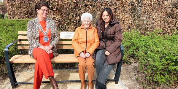 Foto: Bankje voor 100-jarige mevrouw Van Hout-Cox in Valkenswaard