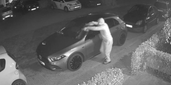 Foto: Politie toont beelden van brandstichter in Valkenswaard