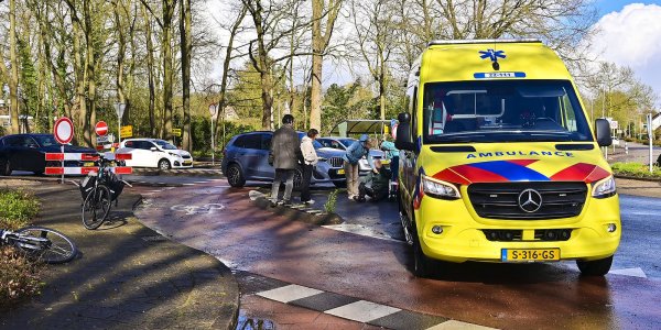 Foto: Aanrijding tussen auto en fietser op rotonde in Valkenswaard