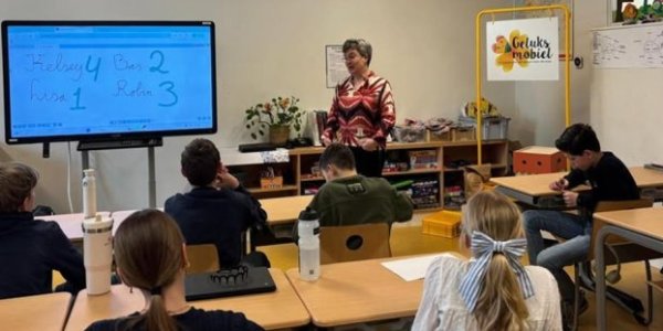 Foto: Geluksmobiel bezoekt De Triangel in Leende