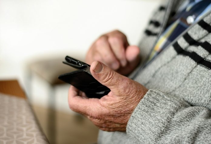 smartphone mobiele telefoon oudere senior