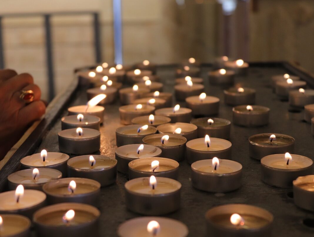 kaarsen kerk bidden
